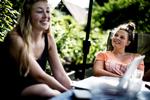 Forandring. Caroline og veninden Anne-Louise veg ikke fra hinandens side hele 1. g. »Man følte også bare, at man havde nok i hinanden«, siger Caroline. Sådan er det ikke længere. 