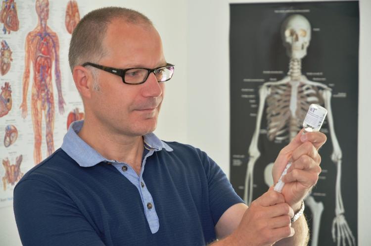 konflikt. Praktiserende læge Claus Jørgensen er blevet pålagt at skære ned i antal ydelser til sine patienter, fordi hans aktivitet er for høj. Blandt andet fordi han har opsøgt kroniske patienter. Jeg har blot gjort, som politikerne og befolkningen ønsker, svarer han. 