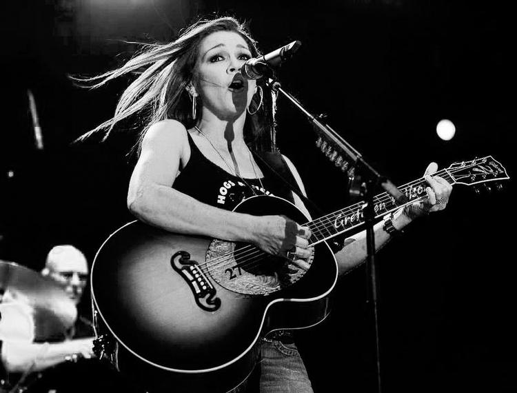 Countrygirl. Gretchen Wilson ved en koncert i Sturgis i South Dakota, USA. 