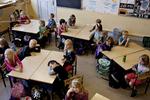 Regnemetode. OECD's påstand om, at danske lærere bruger mindre tid i klasselokalet end deres udenlandske kolleger, holder ikke, lyder det fra Danmarks Lærerforening, der angriber organisationens måde at omgås tal på. 