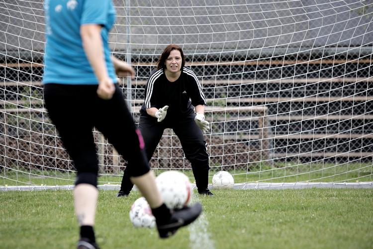 MÅLSØGENDE. Når man har travlt med at have det sjovt, glemmer man, at træningen er hård, viser erfaringer fra IF Bytoften, der spiller fitness fodbold i Gladsaxe. 