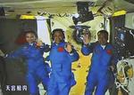Rummission. Disse tre kinesiske astronauter er landet sikkert efter en 15 dage lang mission i rummet. 