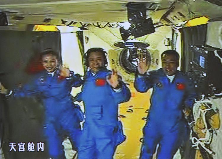 Rummission. Disse tre kinesiske astronauter er landet sikkert efter en 15 dage lang mission i rummet. 