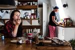 Hjemme. Sally spiser morgenmad, mens hendes mor er i køkkenet. Hun er ikke noget morgenmenneske, Sally. 
