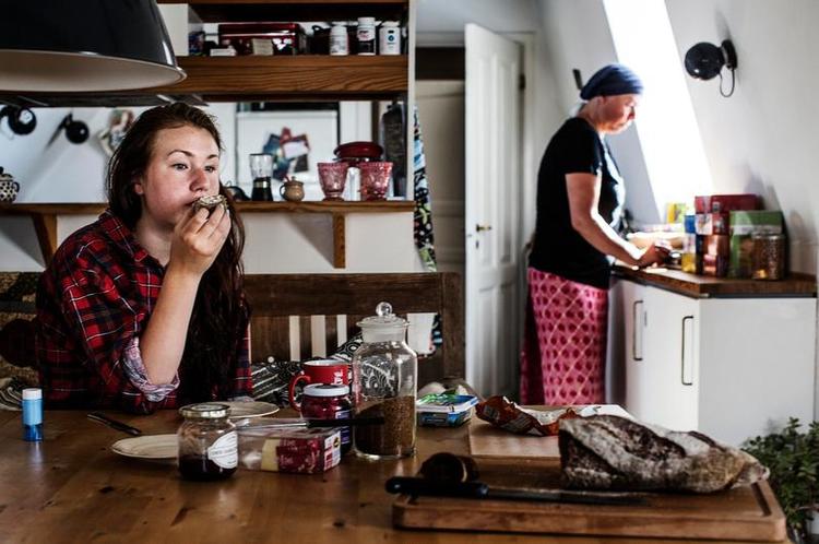 Hjemme. Sally spiser morgenmad, mens hendes mor er i køkkenet. Hun er ikke noget morgenmenneske, Sally. 