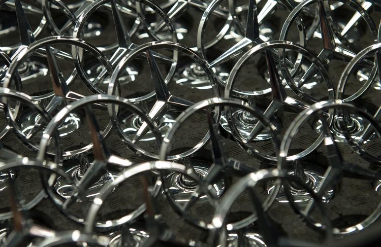 Afgift. Omkring 15 velhavere købte billige luksusbiler af en svindler. Dom fra Højesteret afgør, at køberen ikke kan løbe fra afgiften på den dyre Mercedes. 