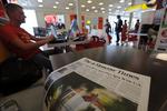 Limbo. Passager og presse læser nyhederne i en cafe i den lufthavn i Moskva, hvor Snowden i fire dage har opholdt sig i transit. 
