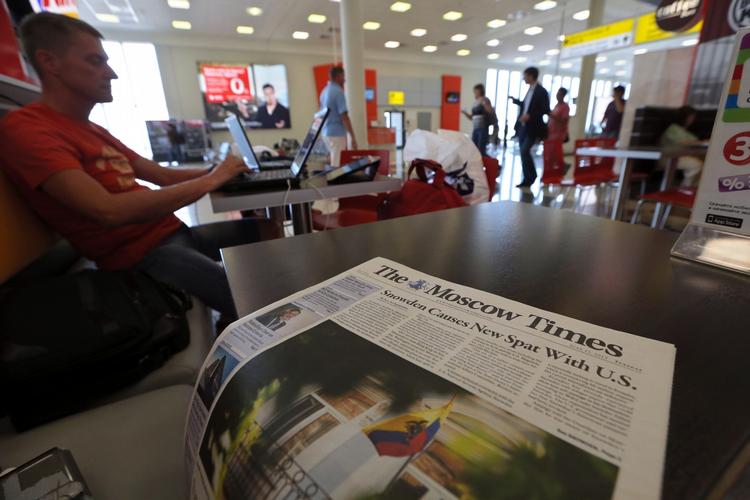 Limbo. Passager og presse læser nyhederne i en cafe i den lufthavn i Moskva, hvor Snowden i fire dage har opholdt sig i transit. 