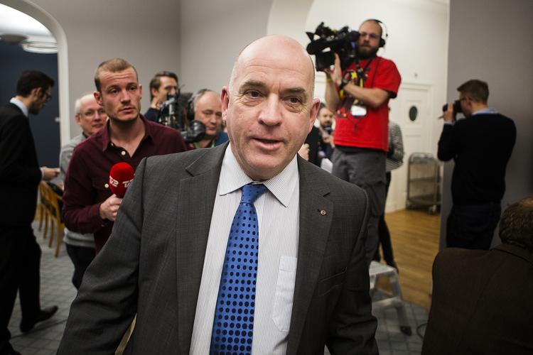 SYRIEN. DF og de konservative vil ikke engagerer Danmark militært i Syrien. Venstre står derfor alene med deres forslag, om at Danmark skal sende våben til Syrien. 