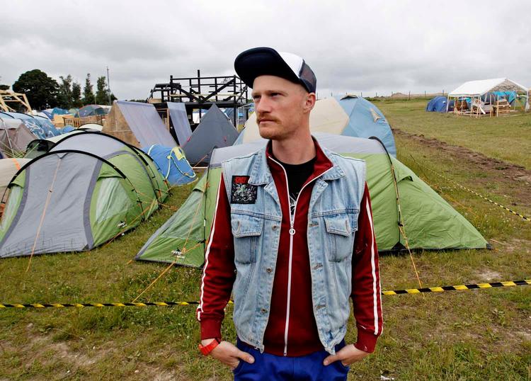 Festival. Dream City er siden 16. marts blevet bygget op på Roskilde Festivalen. Jesper Holm er en af dem, der knoklet med at opbygge den lille by nær festivalpladsen. 