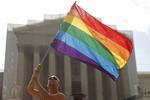 Sejr. Tilhængere af de homoseksuelles ønske om øget ligestilling var dukket op foran Højesteretten i den amerikanske hovedstad for at vise deres støtte. 