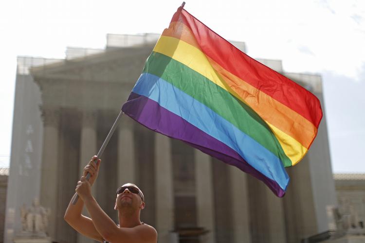 Sejr. Tilhængere af de homoseksuelles ønske om øget ligestilling var dukket op foran Højesteretten i den amerikanske hovedstad for at vise deres støtte. 