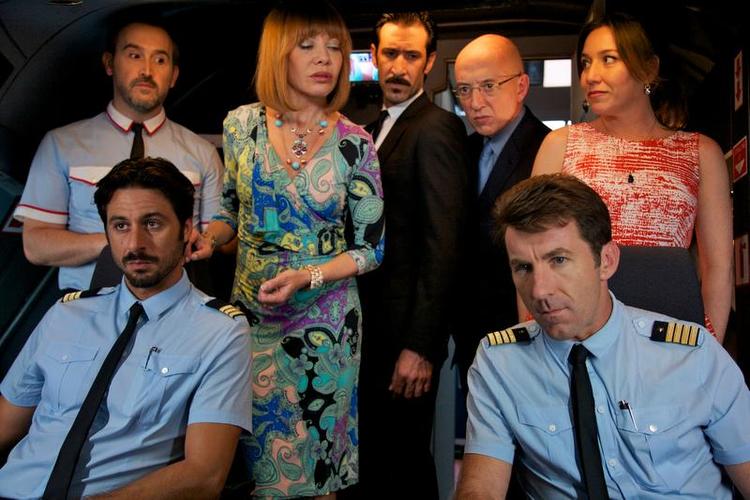 Tomgang. Da flyet begynder at cirkle og besætningen i cockpittet må finde en nødplan, begynder hele filmen også at cirkle - i tomgang. PR-foto fra filmen 