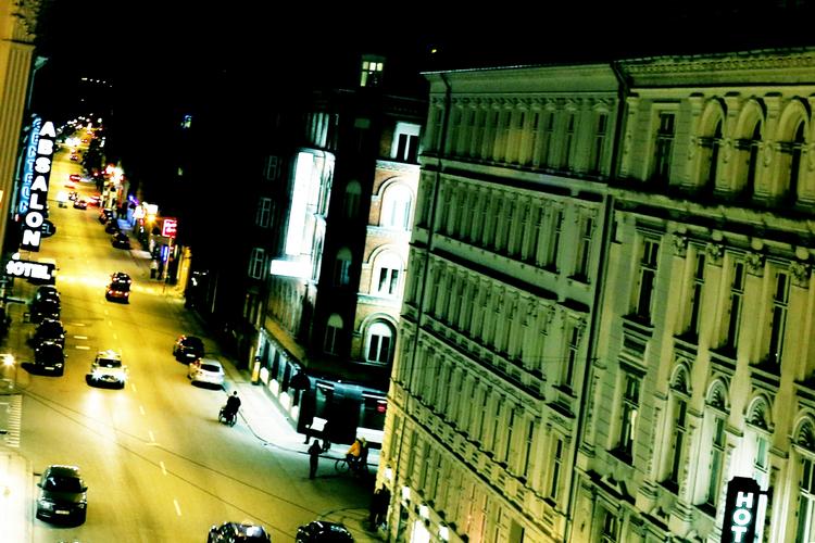 istedgade. Fra Gasværksvej og ned mod hovedbanegården skal der laves bredere fortov, forhøjninger ved overkørslerne ved stikvejene, der skal plantes lidt træer, og så skal der på enkelte strækninger markeres en cykelbane på vejen. 