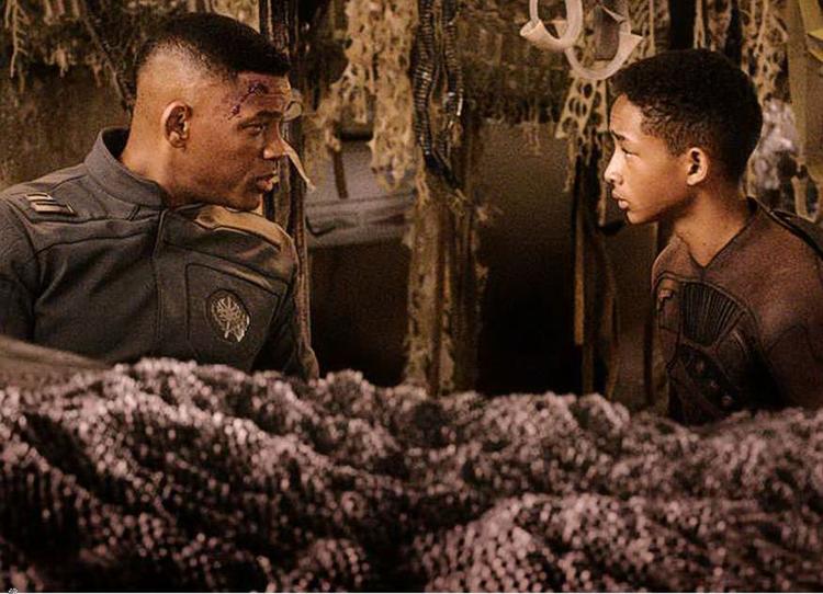 katastrofe.  Will Smith og sønnen Jaden styrter i filmen 'After Earth'. Foto: AP 