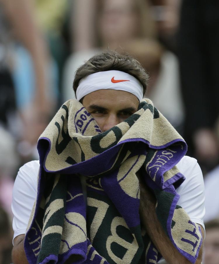 Farvel. Schweizeren Roger Federer er ude af Wimbledon. 