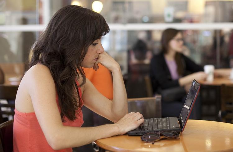 migration. Arbejdsløsheden i Europa har fået spanske unge i stort tal - som den 27-årige ingeniør ved bordet - til at søge job i sydamerikanske lande, her Brasilien. 