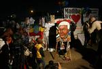 Sorg. Børn og deres familier står uden for hospitalet, hvor Nelson Mandela er indlagt. 