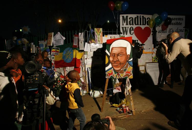 Sorg. Børn og deres familier står uden for hospitalet, hvor Nelson Mandela er indlagt. 