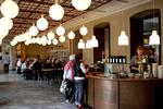 Smag. Her tilstræber man at servere mad med samme elegance som lamperne i loftet. 