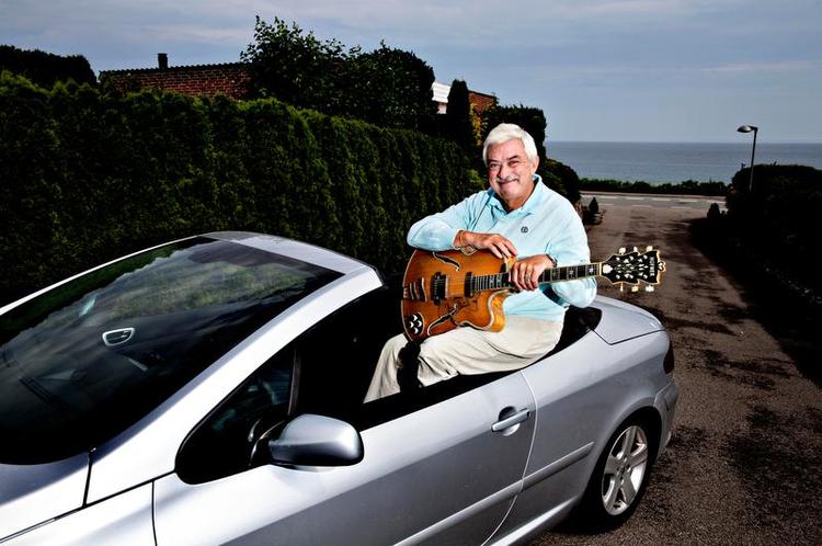 Glæder. Johnny Reimer glæder sig dagligt over at køre i lækre biler som denne Peugeot 307 cabriolet og over at eje en sjælden Høfner Commitee guitar, model 1957 i luksusversion med elfenben og tilmed signeret af idolet Tommy Steele. Foto: Jacob Ehrbahn 