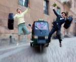 Slapstick. Dansk Rakkerpaks forestilling 'Taxi Driver' kan opleves frem til 6. juli ved Vor Frue Kirke. PR-foto 