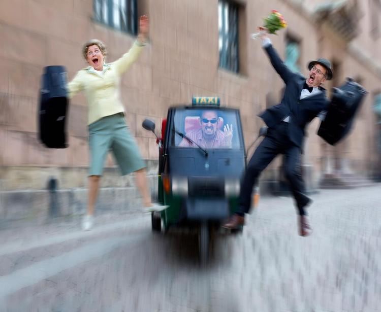 Slapstick. Dansk Rakkerpaks forestilling 'Taxi Driver' kan opleves frem til 6. juli ved Vor Frue Kirke. PR-foto 