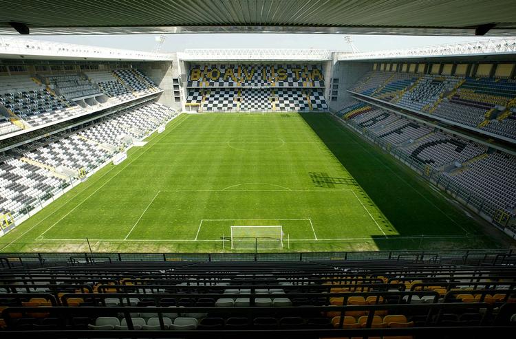 Fodbolkrimi. 'Endelig en fodboldkrimi' er den norske bestsellerforfatter Jo Nesbø citeret for at have skrevet på omslaget til 'Golden Boys'. 