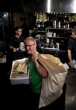 SAMARBEJDE. Det er ofte grøntsagsavleren Søren Wiuff, der kontakter kokkene på Københavns toprestauranter med gode idéer. Her leverer han til restaurant Formel B. 