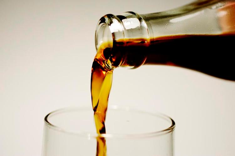 Risiko. Indtager du dagligt sød læskedrik  tyder studier på at du kan få en 22 procent højere risiko for at blive ramt af diabetes 2 senere i livet. 