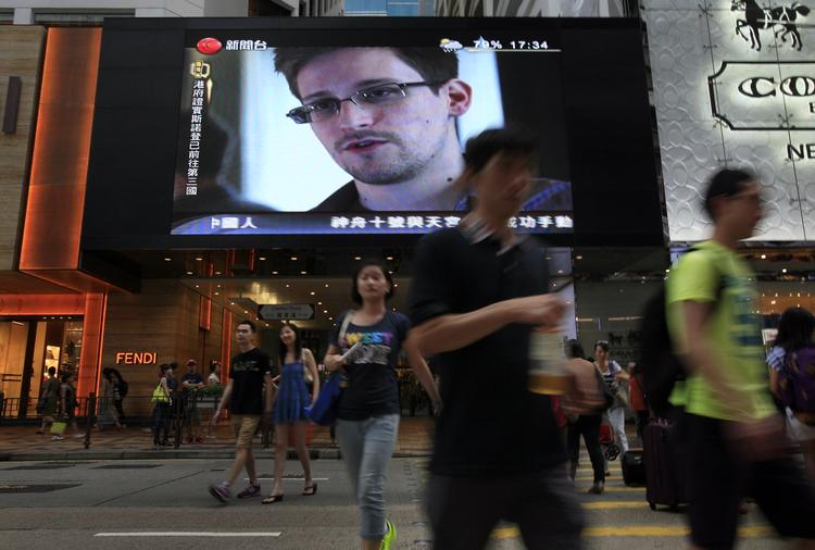 Politik. Edward Snowden, som har lækket oplysninger om overvågning, befinder sig netop nu i lufthavnen i Moskva. 