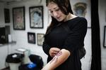 Drømmefanger. Sally havde svært ved at sove i det hus, familien boede i førhen. Så moren gav hende en drømmefanger for mange år siden. Lige siden har hun haft et særligt forhold til det indianske symbol, som efter studentereksamen skal sidde på underarmen for altid. 