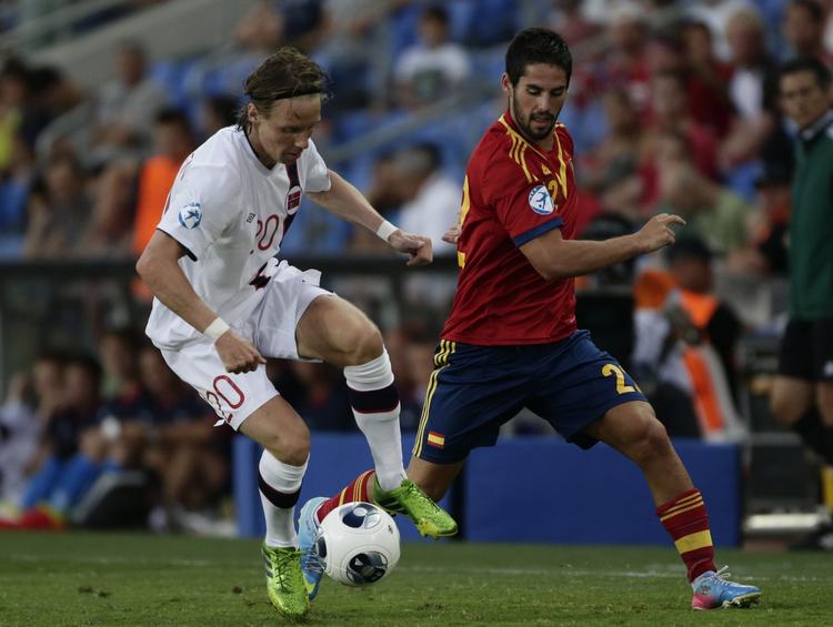 solgt. Spaniens Isco (th) under semifinalen ved U21-EM mod Norge. 