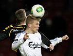 Væk. Andreas Cornelius skifter duellerne med spillere fra Horsens og Sønderjyske ud med forsvarsklipperne fra Chelsea, Manchester United og Arsenal. 