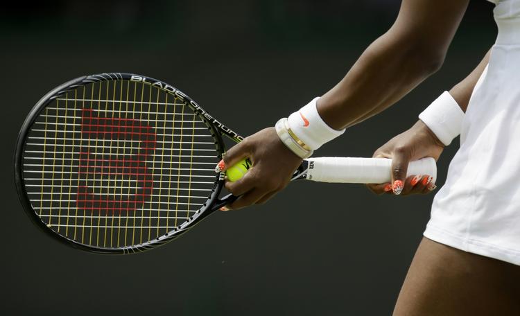 Serve. Serena Williams var på banen i lidt over en time mod den franske kvinde. 