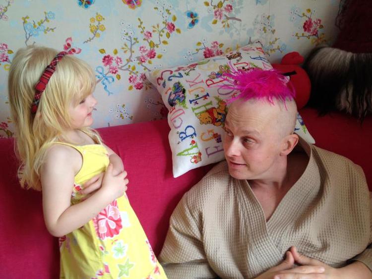 Hårpragt. Datteren Effie havde masser af parykker, som Geo kunne låne under sygdommen. Og ifølge hende var de flottere end hans normale hår. 