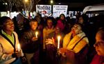 FÆLLESBØN. Sydafrikanere beder for Nelson Mandela uden for det hospital, hvor han bliver behandlet i hovedstaden Pretoria. 