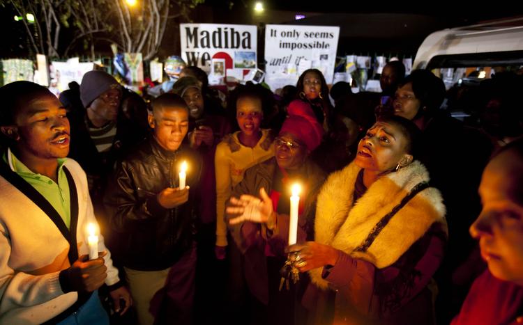 FÆLLESBØN. Sydafrikanere beder for Nelson Mandela uden for det hospital, hvor han bliver behandlet i hovedstaden Pretoria. 