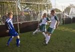 FLEX. Et lille mål og net over banen gør det muligt for få spillere at holde gang i fodbolden. 