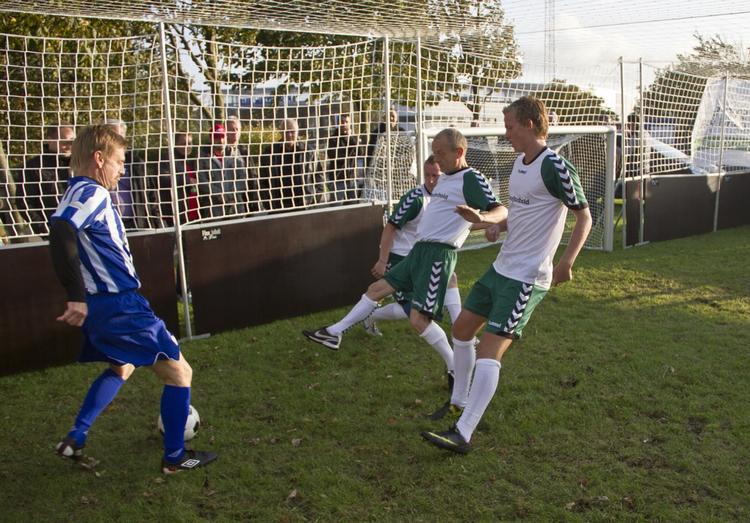 FLEX. Et lille mål og net over banen gør det muligt for få spillere at holde gang i fodbolden. 