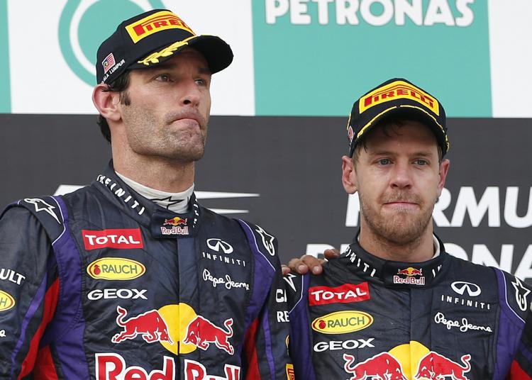 pres. Sebastian Vettel (th) blev ikke populær, da han ignorerede en team-ordre og overhalede holdkammeraten Mark Webber (tv), som ellers lå til sejr. 