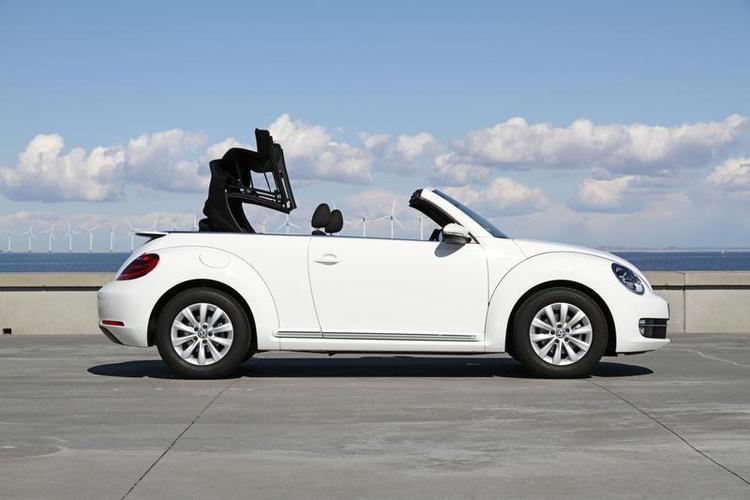 Forvandlingsnummer. Cirka 10 sekunders tryk på en knap forvandler VW Beetle Cabriolet fra åben til lukket eller omvendt. Foto: VW 