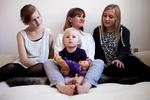 Sammenhold. De to ældste piger, 13-årige Stella Berthing-Hitz (tv) og 15-årige Josefine Heiberg Kristensen (th), ses stadig, selv om deres respektive far og mor er gået fra hinanden. De nåede at bo sammen som papsøstre i tre år, og savner begge at have en hverdag sammen og sammen med deres fælles lillesøster Kristiane Hitz Kristensen (forrest i midten). Anja Hitz (i midten), som er mor til Stella og Kristiane, vil gøre sit for at pigerne kan bevare kontakten. Foto: Kasper Løftegaard 