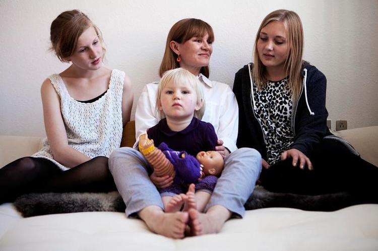 Sammenhold. De to ældste piger, 13-årige Stella Berthing-Hitz (tv) og 15-årige Josefine Heiberg Kristensen (th), ses stadig, selv om deres respektive far og mor er gået fra hinanden. De nåede at bo sammen som papsøstre i tre år, og savner begge at have en hverdag sammen og sammen med deres fælles lillesøster Kristiane Hitz Kristensen (forrest i midten). Anja Hitz (i midten), som er mor til Stella og Kristiane, vil gøre sit for at pigerne kan bevare kontakten. Foto: Kasper Løftegaard 