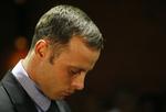 drabstiltalt. Oscar Pistorius skød og dræbte sin kæreste gennem en toiletdør, men atletikstjernen påstår, det var et uheld. 