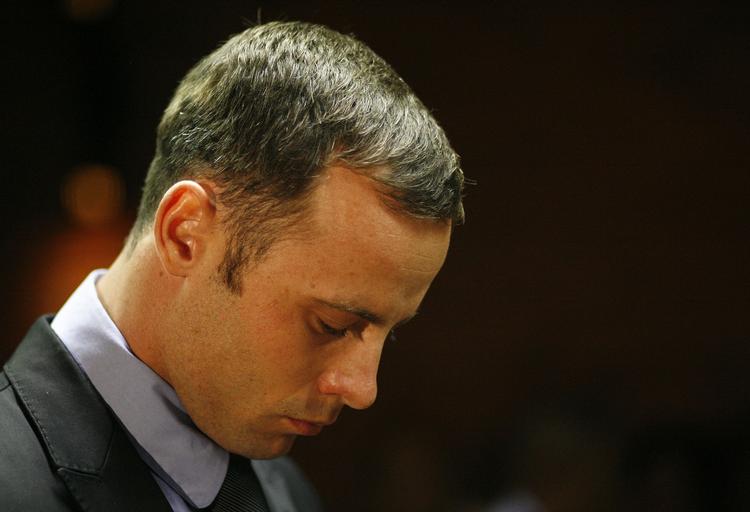 drabstiltalt. Oscar Pistorius skød og dræbte sin kæreste gennem en toiletdør, men atletikstjernen påstår, det var et uheld. 