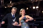 Huhej. Søren Pilmark og Natasja Crone var værter ved Eurovision Song Contest i 2001, der blev afviklet i Parken. Sådan bliver det ikke næste år. 
