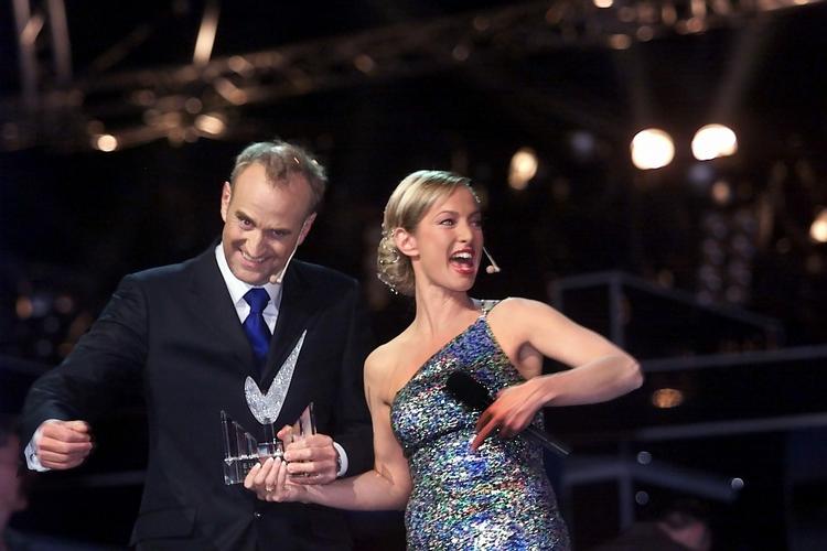 Huhej. Søren Pilmark og Natasja Crone var værter ved Eurovision Song Contest i 2001, der blev afviklet i Parken. Sådan bliver det ikke næste år. 