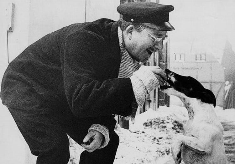 Scene fra Matador. Grisehandleren (Buster Larsen) og hunden Kvik. 