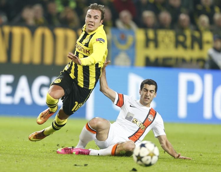 budkrig. Henrikh Mkhitaryan (th) i kamp mod den spiller, han er udset til at skulle erstatte i Dortmund, Mario Götze. 